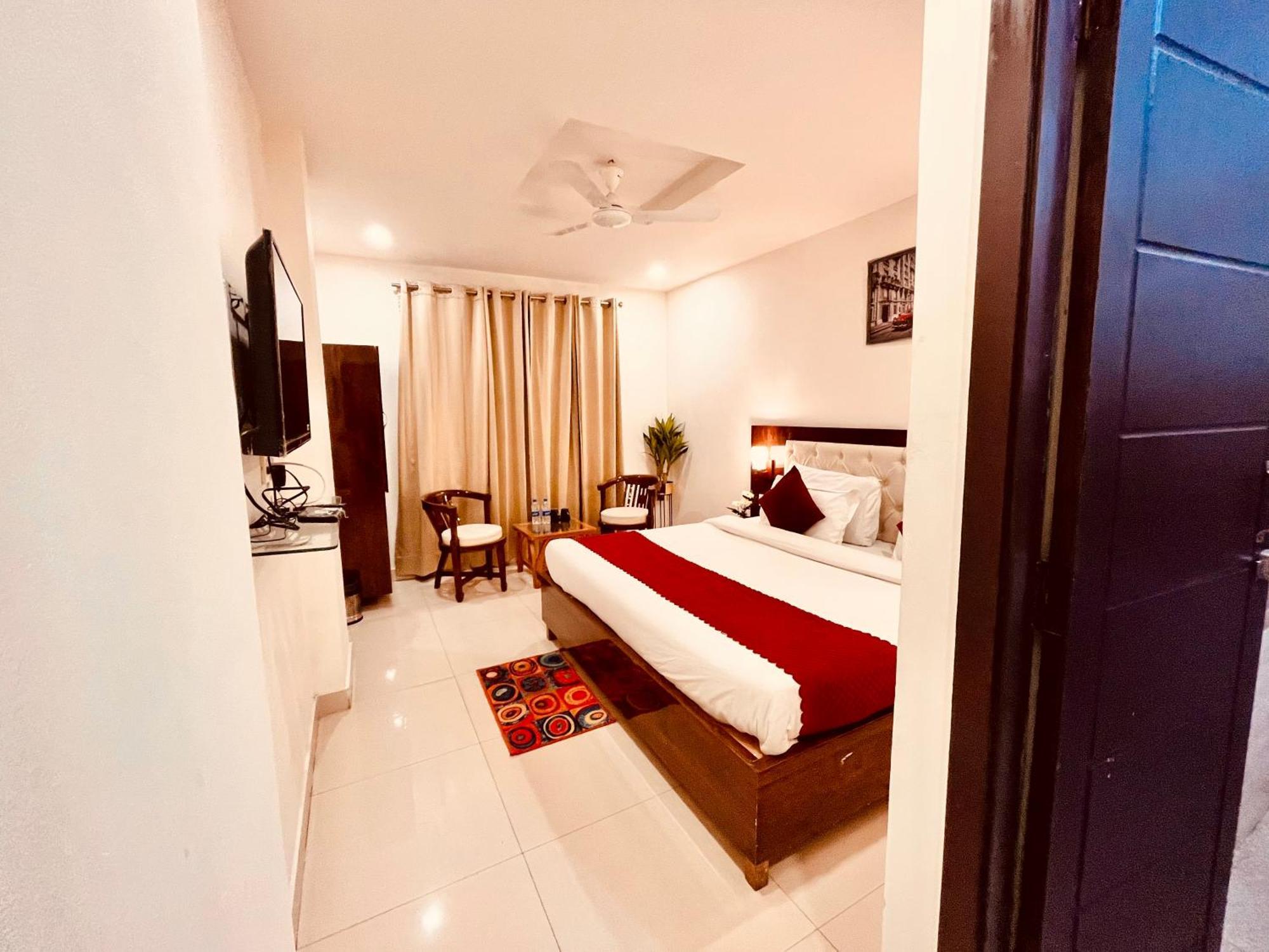 Sampat Royal Cafe Hotel Delhi  Exterior photo