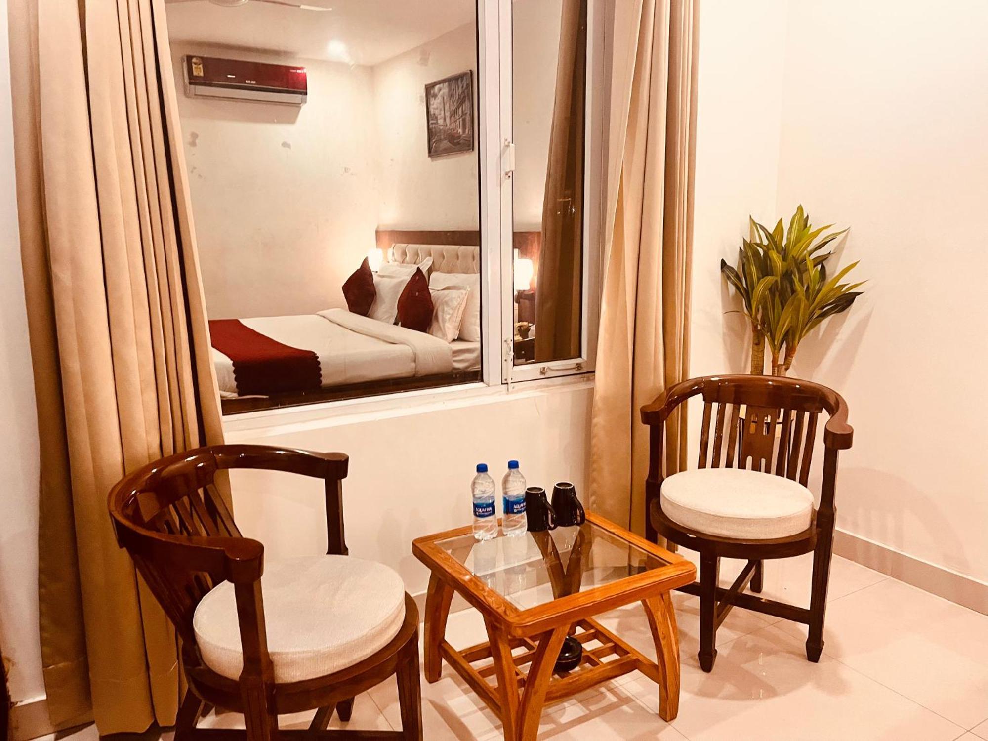 Sampat Royal Cafe Hotel Delhi  Exterior photo